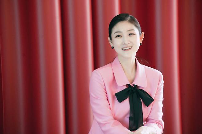 올해로 데뷔 25주년을 맞은 발레리나 김주원이 기념 공연 <레베랑스>로 관객과 만난다. 17일 서울 도곡동 EMK엔터테이먼트에서 기자들과 만난 김주원은 “여전히 춤을 출 때가 가장 행복하다”며 “오래오래 무대에서 관객과 호흡하고 싶다”고 말했다. EMK엔터테인먼트 제공