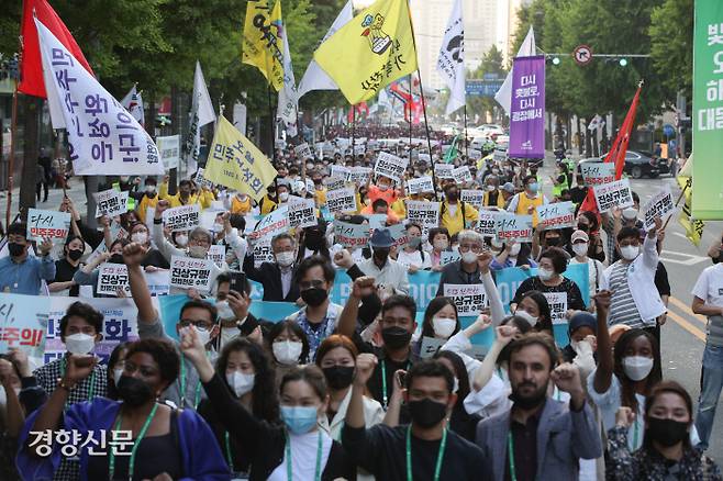 5·18민주화운동 42주년을 하루 앞둔 17일 광주 금남로에서 열린 전야제에서 시민들이 민주평화대행진을 하고 있다. ‘민주평화대행진’은 오월을 기억하는 전국각지의 민주시민과 오월풍물단이 수창초교-금남공원-금남로 전야제 무대까지 가두행진을 통해 80년 5월 민주대행진을 재현하는 행사다. 광주/성동훈 기자