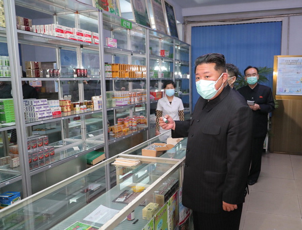 김정은 북한 국무위원장이 마스크를 쓰고 평양 시내의 약국을 찾아 의약품 공급 실태를 직접 파악하고 있다.  조선중앙통신 연합뉴스