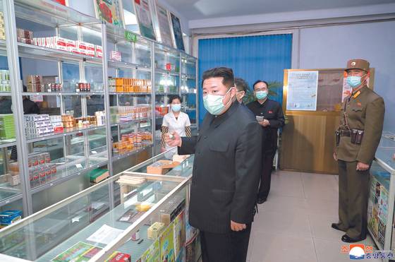 In this photo released by the Korean Central News Agency on Monday, North Korean leader Kim Jong-un inspects a pharmacy in Pyongyang on Sunday to check on the state of supplies and distribution of medicine. Kim berated officials at a Politburo meeting earlier in the day for delays in delivering medical supplies. [YONHAP]