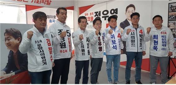 무소속 희망연대 후보들이 정우영 후보 선거사무소 개소식에 참석해 필승 결의를 다지고 있다. (선거사무소 제공) 2022.05.17