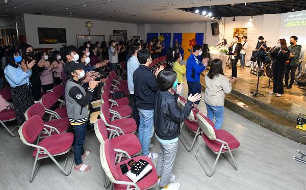 태국인 이주민으로 구성된 교회 성도들이 찬양하며 예배를 준비하는 모습. 안산=신석현