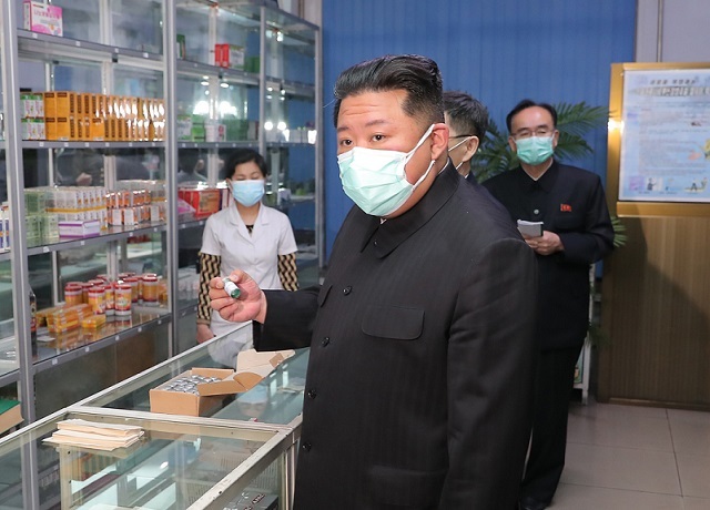 김정은 북한 국무위원장이 마스크를 쓰고 평양시 안의 약국들을 찾아 의약품 공급실태를 직접 요해(파악)하고 있다. 조선중앙통신, 연합뉴스