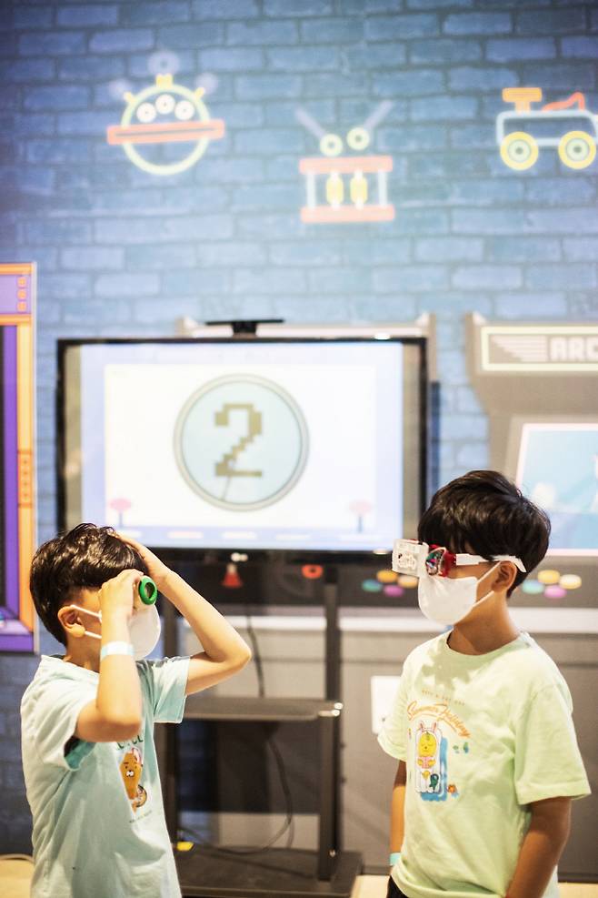 `2022 박물관·미술관 주간`을 맞아 여주 곤충박물관에서 어린이 관람객들이 교육 영상을 체험하고 있다. [사진 제공 = 국립박물관문화재단]