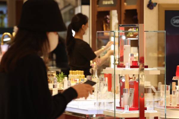17일 서울의 한 백화점 화장품 매장. [사진 출처 = 연합뉴스]