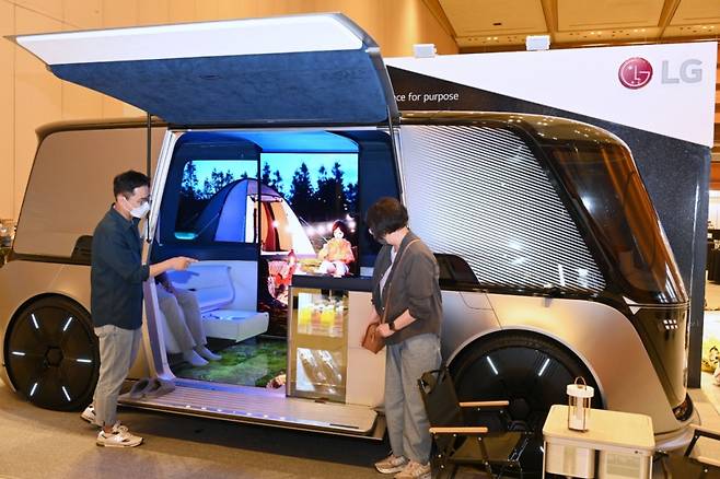 LG전자가 서울 코엑스에서 열린 'IEEE ICC 2022'에서 차량을 집의 새로운 확장 공간으로 해석해 만든 미래 모빌리티의 콘셉트 모델 LG 옴니팟을 전시하고 있다. /사진제공=LG전자