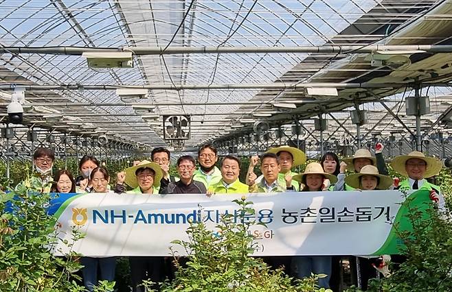 NH-Amundi자산운용 임직원들이 고양시 장미농가 일손돕기에 참여했다. 사진 왼쪽 3번째 김승호 NH-Amundi자산운용 부사장, 좌측 5번째 강효희 원당농협 조합장, 좌측 6번째 오영석 고양시지부장./사진제공=NH-Amundi자산운용