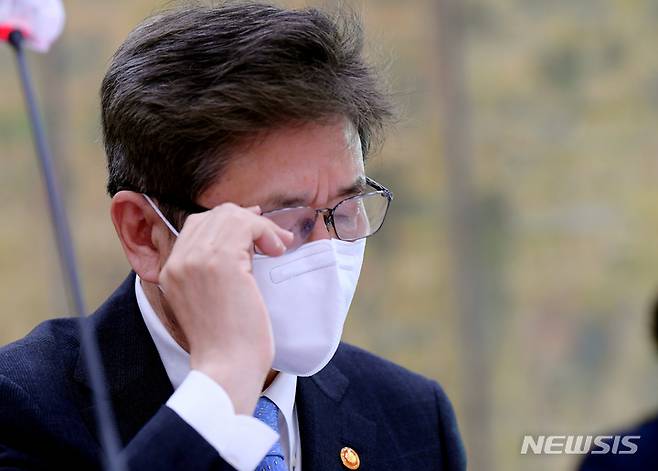 [서울=뉴시스] 고범준 기자 = 박보균 문화체육관광부 장관이 17일 오전 서울 여의도 국회에서 열린 문화체육관광위원회 전체회의에서 자료를 살펴보고 있다. (공동취재사진) 2022.05.17. photo@newsis.com