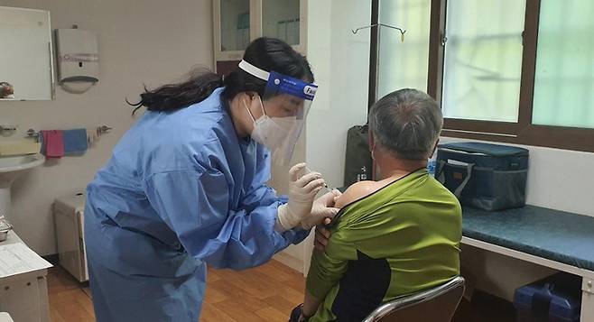 [광주=뉴시스] 구길용 기자 = 전남 완도군은 17일 섬지역을 대상으로 '찾아가는 예방 접종' 서비스를 실시한다고 밝혔다. (사진=완도군 제공). 2022.05.17. kykoo1@newsis.com  *재판매 및 DB 금지