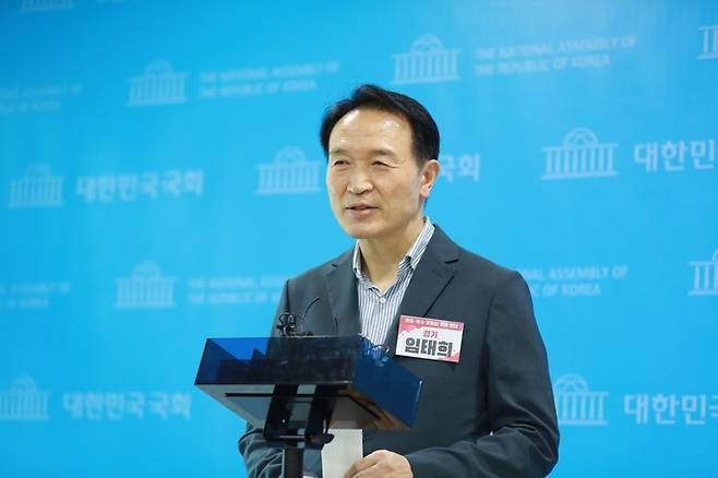 [서울=뉴시스] 국회의원 3선·고용노동부 장관·청와대 대통령실 실장을 지냈던 보수 성향의 임태희 경기도교육감 후보가 17일 오후 국회 소통관에서 기자회견을 열고 "6월 1일 치러지는 전국 시·도교육감 선거에서 전교조 교육감들을 심판해달라"고 호소하고 있다. 2022.05.17. (사진=임태희 선거캠프 제공) *재판매 및 DB 금지