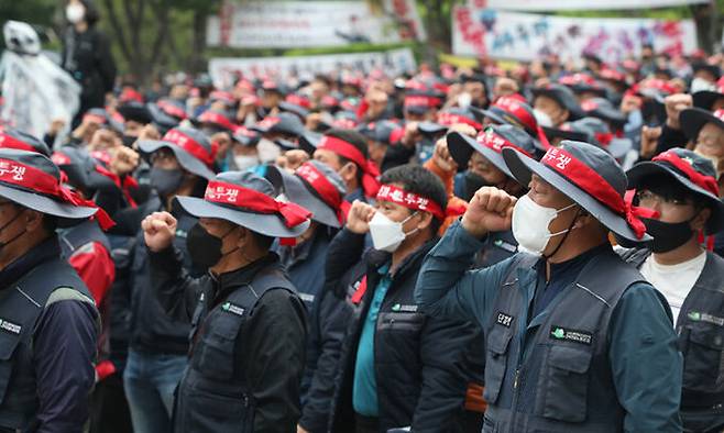 지난 13일 민주노총 전국건설노조 부산건설기계지부 레미콘지회 조합원들이 부산시청 광장에서 '레미콘 노조 총파업 투쟁문화제'를 열고 있다. 뉴스1