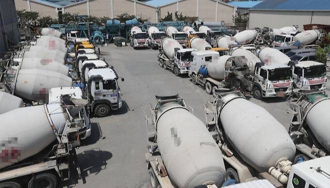 지난 9일 부산 사하구 한 레미콘 업체 주차장에 레미콘 운반 차량이 주차돼 있다. 이날 부산과 경남지역 레미콘 기사들이 총파업에 돌입하면서 주요 현장의 콘크리트 타설 작업이 중단됐다. 연합뉴스