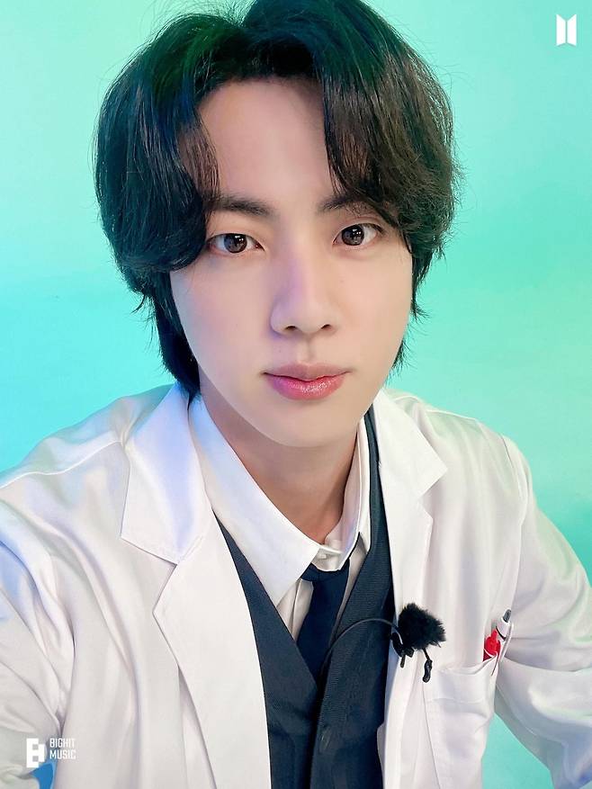 '美의 남신' 방탄소년단 진, '연예인들의 연예인' 새 별명 또 추가