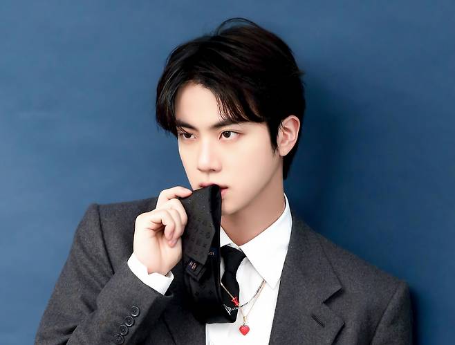 '美의 남신' 방탄소년단 진, '연예인들의 연예인' 새 별명 또 추가