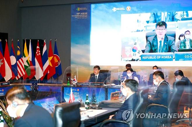 제1차 한­아세안보건장관회의 참석한 이기일 차관 (서울=연합뉴스) 이기일 보건복지부 제2차관이 지난 15일 인도네시아 발리에서 열린 제1차 한­아세안보건장관회의에 참석해 발언하고 있다. 2022.5.17 [보건복지부 제공. 재판매 및 DB 금지] photo@yna.co.kr
