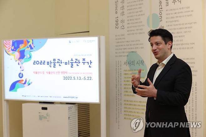 인사말하는 마크 테토 (서울=연합뉴스) 강민지 기자 = '2022 박물관·미술관 주간' 홍보대사 마크 테토가 17일 오후 서울 종로구 환기미술관에서 열린 '2022 박물관·미술관 주간 기자간담회'에서 인사말을 하고 있다. 2022.5.17 mjkang@yna.co.kr