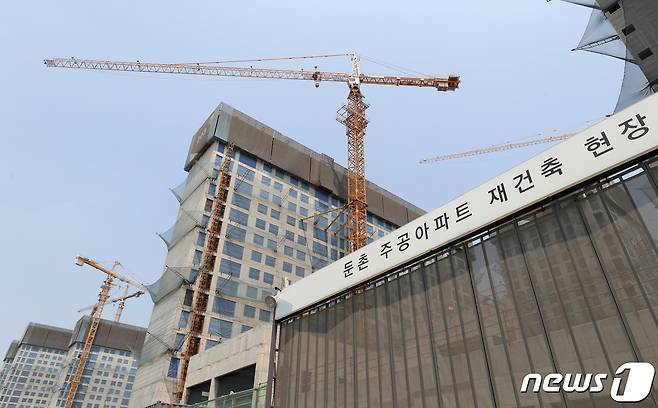 17일 오후 서울 강동구 둔촌주공 재건축단지에 타워크레인이 멈춰서 있다. 2022.5.17/뉴스1 © News1 구윤성 기자