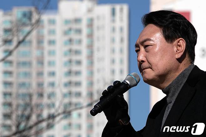 윤석열 대통령이 대선후보 시절이던 지난 3월 경기도 파주시에서 유세를 하는 모습. 2022.3.6/뉴스1 © News1 이승배 기자