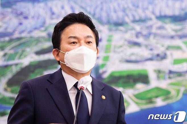 원희룡 국토교통부 장관이 17일 서울 여의도 국회에서 열린 국토교통위원회 전체회의에서 인사말을 하고 있다. 2022.5.17/뉴스1 © News1 유승관 기자