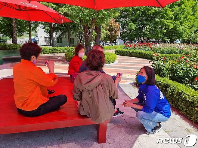 우성빈 더불어민주당 기장군수후보가 정관신도시 장미공원에서 주민과 소통하고 있다.2022.5.16.© 뉴스1 손연우기자