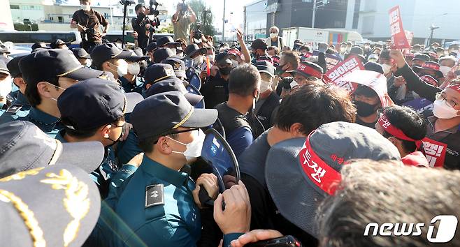 지난해 9월30일 충북 청주시 흥덕구 SPC삼립 청주공장 앞에서 민주노총 공공운수노조가 결의대회를 열고 있다. 이날 집회에는 경찰 추산 1000여명이 참석했다. 2021.9.30/뉴스1 © News1 김용빈 기자