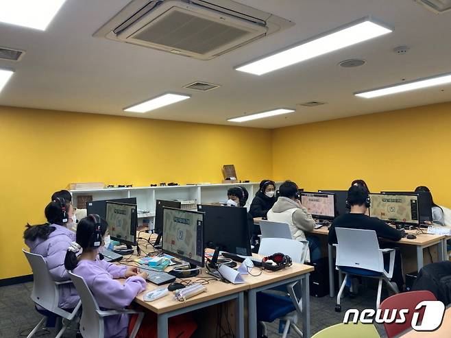 경기도는 18일 오병권 경기도지사 권한대행 주재로 광교 신청사 재난안전상황실에서 실·국장, 31개 시·군 부단체장과 영상으로 여름철 자연재난 대책 점검회의를 개최했다.(경기도 제공)© 뉴스1