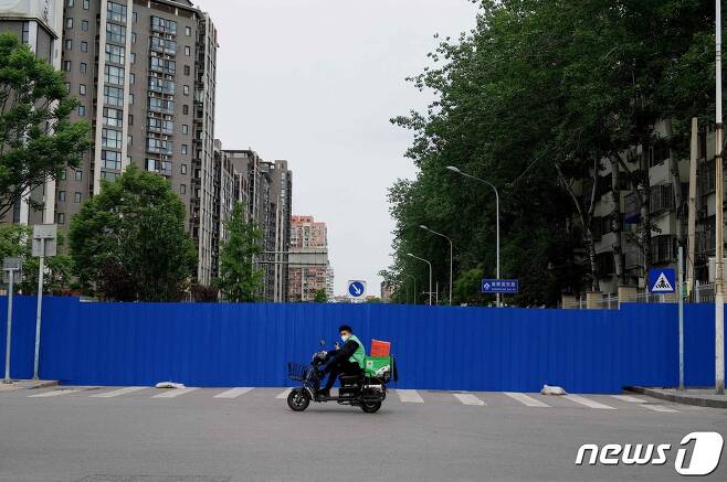 11일 코로나 봉쇄령이 내려진 중국 베이징의 주거 지역 앞에 펜스가 처져 있다. © AFP=뉴스1 © News1 우동명 기자