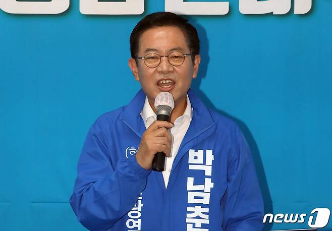 박남춘 더불어민주당 인천시장 후보가 16일 인천시 미추홀구 시장 후보 선거사무소에서 열린 '6·1 지방선거 더불어민주당 인천시 통합선거대책위원회 출범식'에서 발언을 하고 있다. 2022.5.16/뉴스1 © News1 정진욱 기자