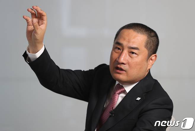 강용석 무소속 경기도지사 후보가 18일 오전 경기 수원 영통구의 한 사무실에서 뉴스1과 인터뷰를 하고 있다. 2022.5.18/뉴스1 © News1 김영운 기자