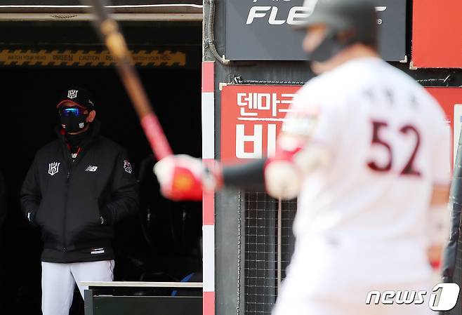 타석에 선 박병호를 지켜보는 이강철 KT 감독. /뉴스1 DB© News1 김진환 기자