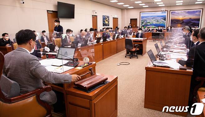 이헌승 국회 국토교통위원장이 17일 서울 여의도 국회에서 열린 국토교통위원회 전체회의에서 의사봉을 두드리고 있다. 2022.5.17/뉴스1 © News1 유승관 기자