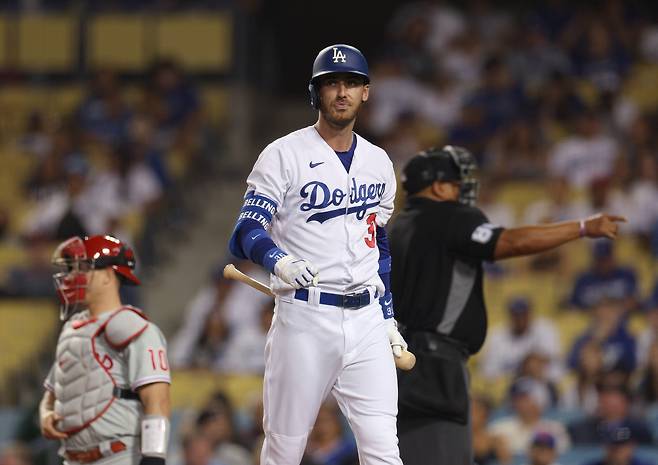LA 다저스 코디 벨린저가 지난 15일(한국시각) 필라델피아 필리스전에서 9회 삼진을 당한 뒤 아쉬운 표정으로 돌아서고 있다. AFP연합뉴스