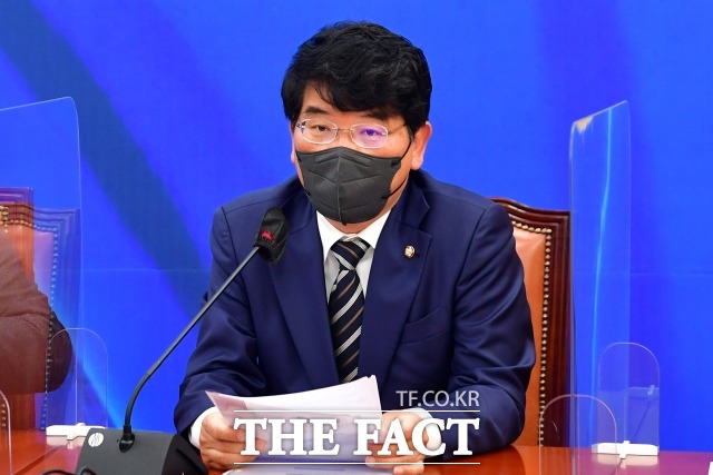 더불어민주당이 '성희롱 의혹'을 받는 박완주 의원 징계안을 국회 윤리특위에 17일 제출했다. /이선화 기자