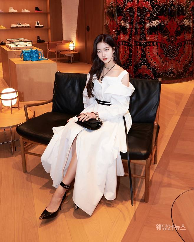 사진 : 알렉산더 맥퀸(Alexander McQueen), 롯데백화점 본점 리오프닝 행사 셀럽 '카즈하 KAZUHA' (사진제공 : 알렉산더 맥퀸)