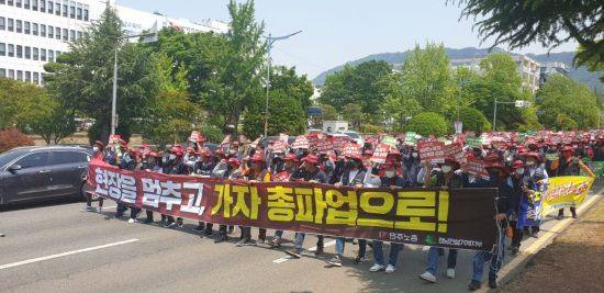 전국건설노동조합 경남건설기계지부 레미콘지회 회원들이 총파업 결의대회를 갖고 있다. / 이세령 기자 ryeong@