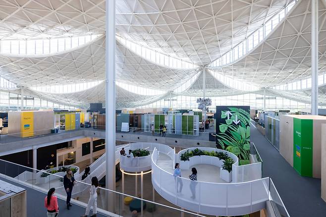 17일(현지시각) 미 실리콘밸리 마운틴뷰에서 문을 연 구글의 새 오피스 건물 베이뷰 모습. /구글