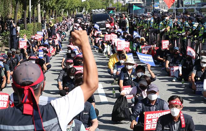 지난해 9월 30일 오후 청주시 흥덕구 송정동 SPC삼립 청주공장 앞 도로에서 민주노총 화물연대가 결의대회를 열고 있다. 화물연대는 세종공장에서 결의대회를 하다 강제해산 당하자 청주공장 앞에 재결집해 철야 농성을 벌였다. /신현종 기자