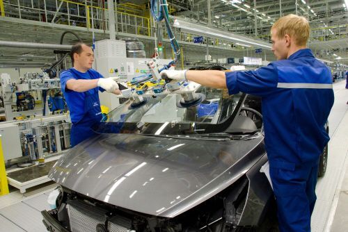 러시아 상트페테르부르크에 있는 현대차 공장에서 자동차를 생산하는 모습./조선일보 DB