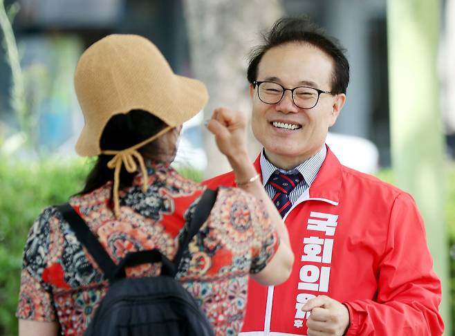 인천 계양을 국회의원 보궐선거에 출마한 국민의힘 윤형선 후보가 18일 오후 인천시 계양구 계양구청 인근 사거리에서 한 지지자로부터 응원을 받고 있다. /연합뉴스