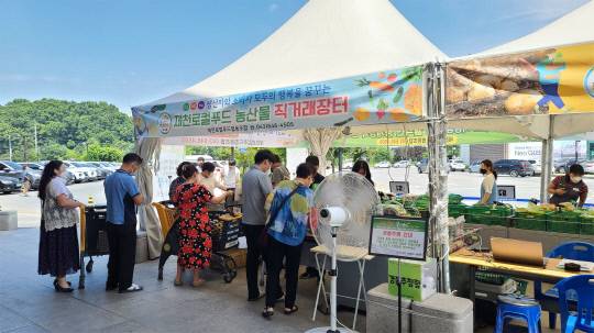 신선한 제철 농산물을 구입하기 위해 소비자들이 찾고 있는 제천로컬푸드 직거래장터 운영 모습. 사진=제천시 제공.