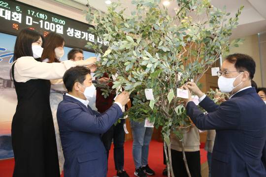 권영주(사진·우측) 옥천부군수가 성공기원 제작나무에 소원지를 메달고 있다. 사진=옥천군 제공