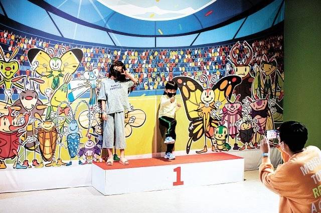 ‘2022 박물관·미술관 주간’ 프로그램 중 하나인 경기 여주시 여주곤충박물관의 ‘특별전시 프로젝트 공감 Vol.5’를 관람한 어린이들이 기념 사진을 찍고 있다. 국립박물관문화재단 제공