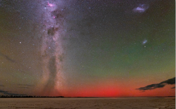 조영훈 씨의 '은하오름'. 2022년 2월, 호주 서부에 위치한 그레이스 레이크에서 우리은하가 솟아 오르는 모습을 촬영한 작품. 천문연 제공