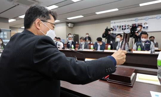 박준식 최저임금위원회 위원장이 17일 오후 세종시 정부세종청사 최저임금위원회 회의실에서 열린 제2차 전원회의를 개의하고 있다. <연합뉴스>