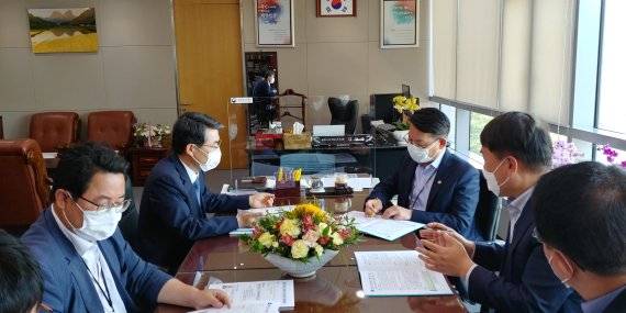 조봉업 전북도 행정부지사(왼쪽 위)가 18일 농림축산식품부 김인중 차관을 만나 국비 지원 필요성을 설명하고 있다. /사진=전북도