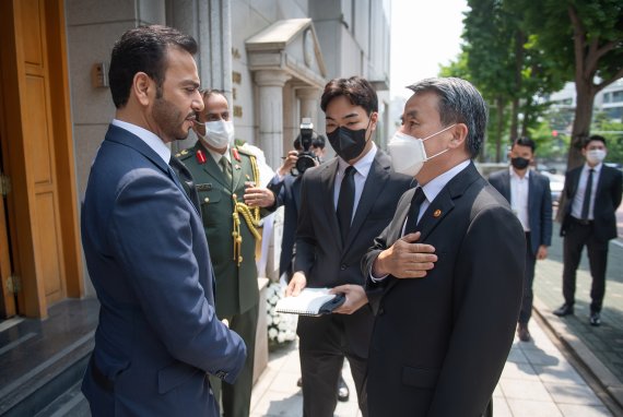 이종섭 국방부 장관(오른쪽)이 18일 오후 주한 아랍에미리트(UAE) 대사관을 방문, 최근 서거한 할리파 빈 자이드 알 나하얀 대통령 겸 아부다비 군주에 대한 조의를 표하고 있다. 사진=국방부 제공