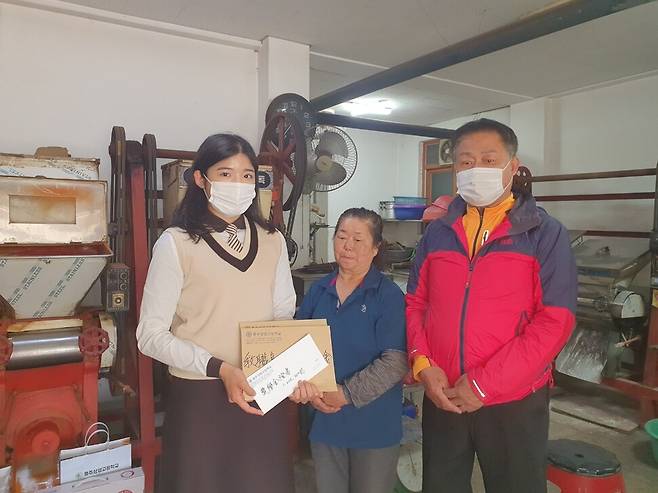 신나래 충주상업고 학생회장이 지난 16일 수막뇌염으로 쓰러진 1학년 박근영양의 할아버지와 할머니에게 성금을 건네고 있다. 사진 충북교육청 제공