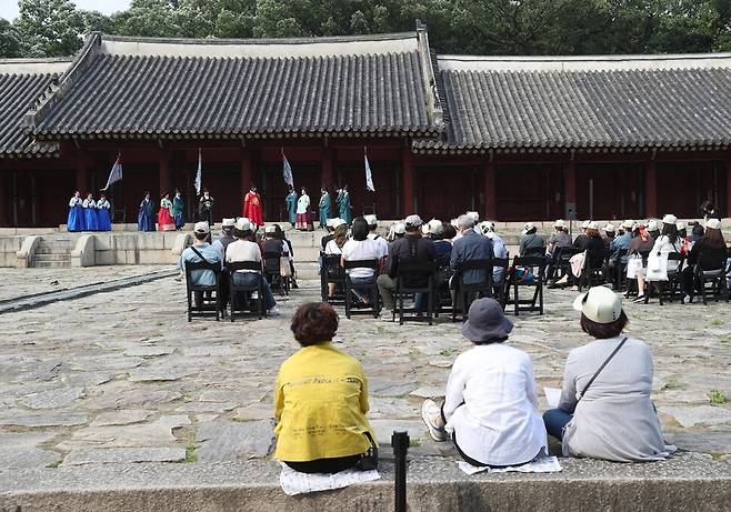 18일 오후 종묘 영녕전에서 열리는 묘현례 행사를 관객들이 지켜보고 있다. 1421년에 지어진 영녕전은 정전보다 규모가 작다. 강창광 선임기자