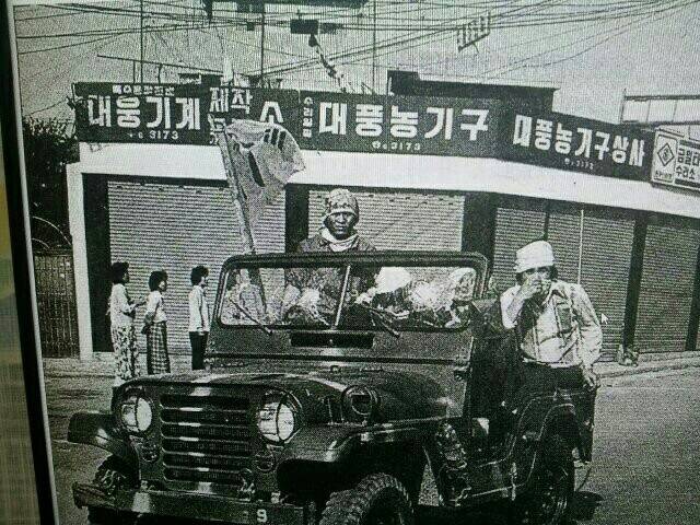 1980년 5·18민주화운동 때 지프를 타고 시내를 돌고 있는 강철수씨(왼쪽). 강철수씨 제공