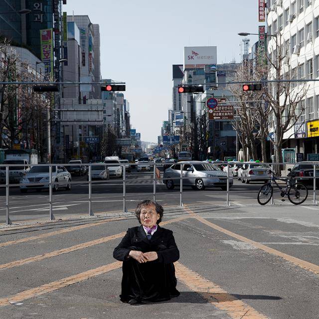 박순금씨의 아들 백두선씨는 5·18 민주화운동 당시 학교에 다녀오다 옛 전남도청 부근에서 총상을 당해 후유증으로 1995년 세상을 떠났다. 사진은 2011년 박씨가 아들이 총상을 입었던 광주 동구 금남로 도로 한가운데에 앉아 있는 모습. 김은주 사진작가 제공